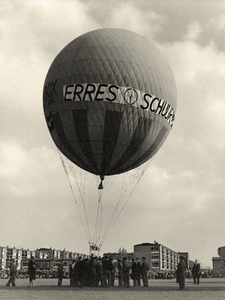 406931 Afbeelding van het oplaten van een luchtballon tijdens een ballonwedstrijd op Koninginnedag op het terrein aan ...